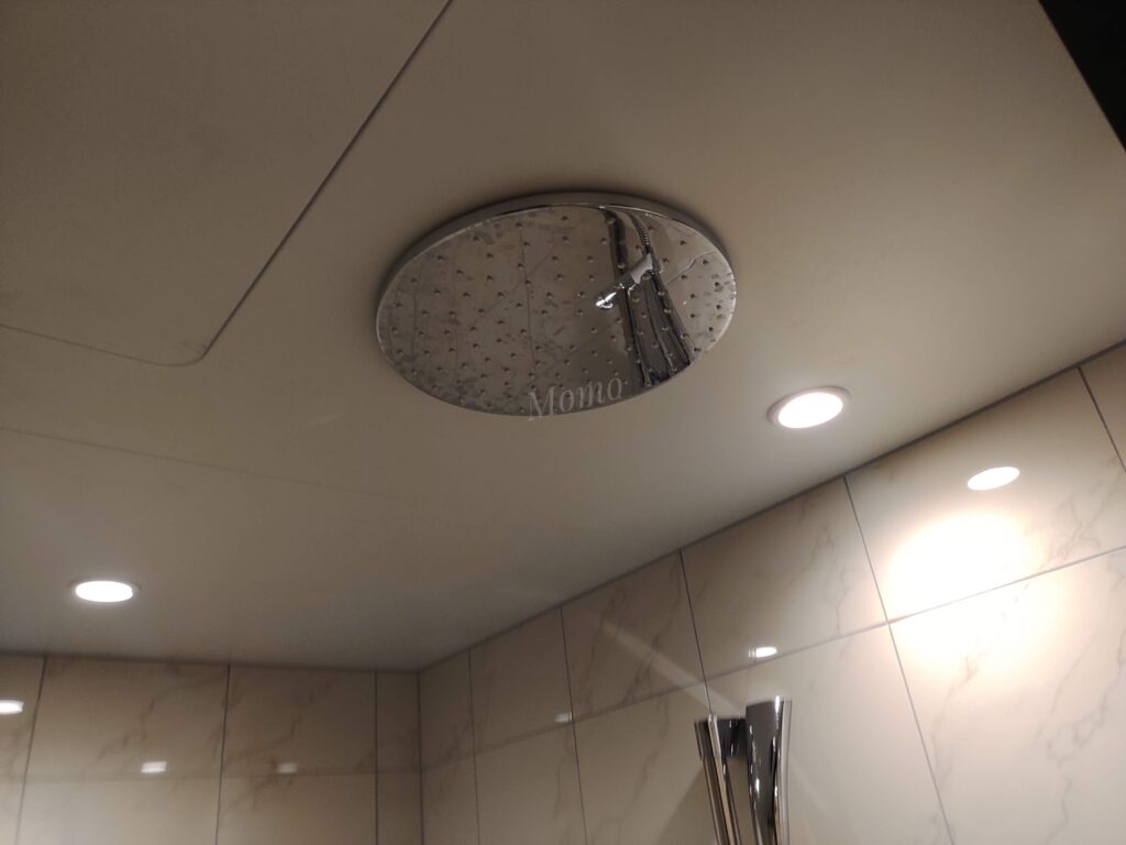 ホテルメトロポリタン川崎　天井シャワー